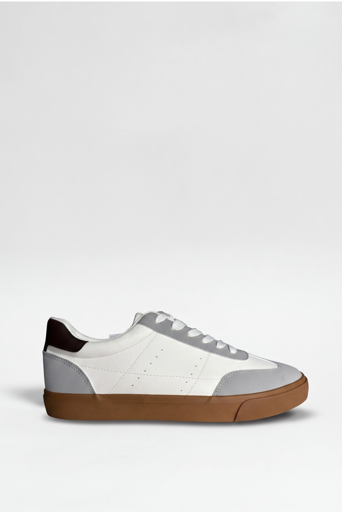 Tenis cremas claros casuales con cortes grises