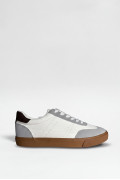 Tenis cremas claros casuales con cortes grises