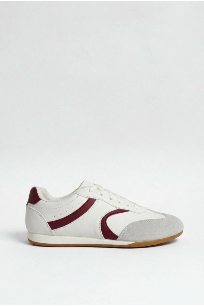 Tenis cremas claros casuales con contrastes rojos y cortes