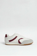 Tenis cremas claros casuales con contrastes rojos y cortes