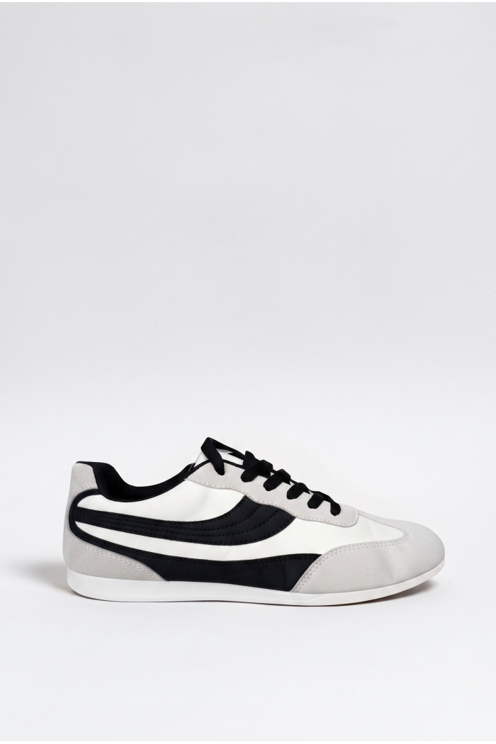 Tenis casuales cremas con diseños en contraste y cortes