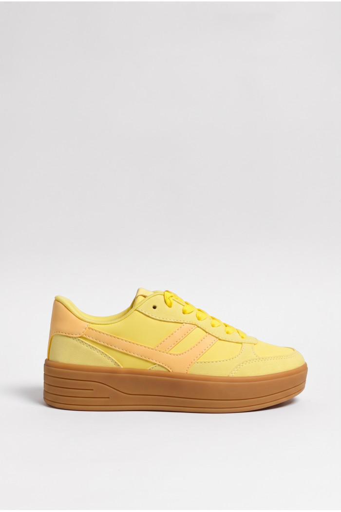 Tenis estilo urbano con plataforma.