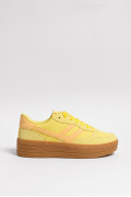Tenis estilo urbano con plataforma.