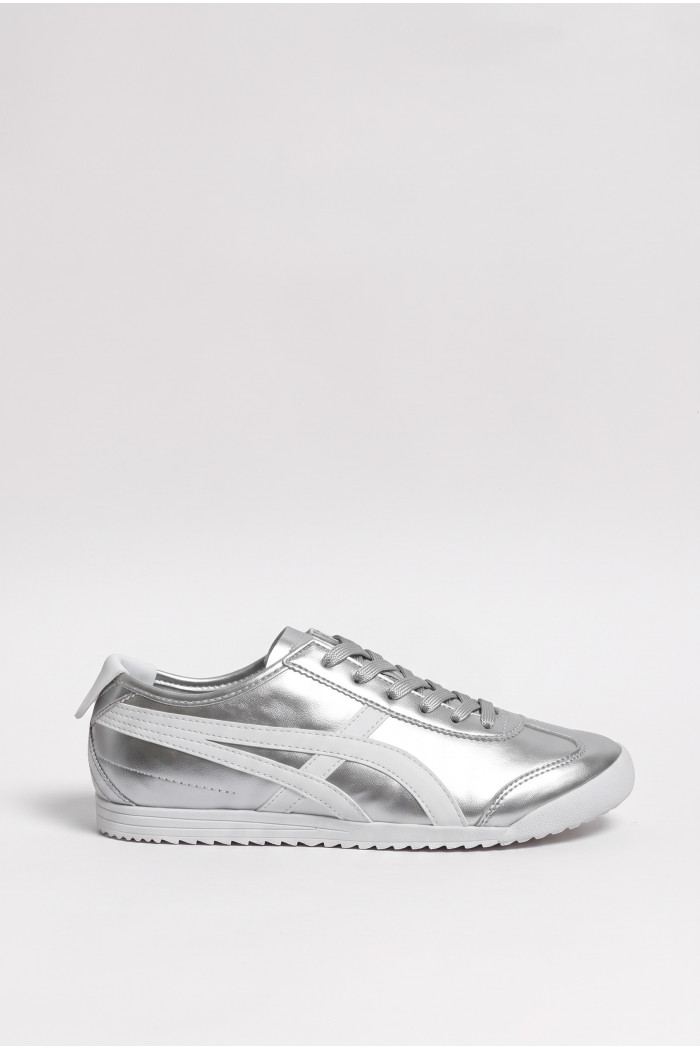 Zapatillas de estilo clásico, suela de caucho natural de perfil bajo.
