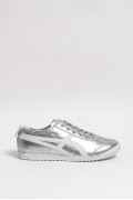 Zapatillas de estilo clásico, suela de caucho natural de perfil bajo.
