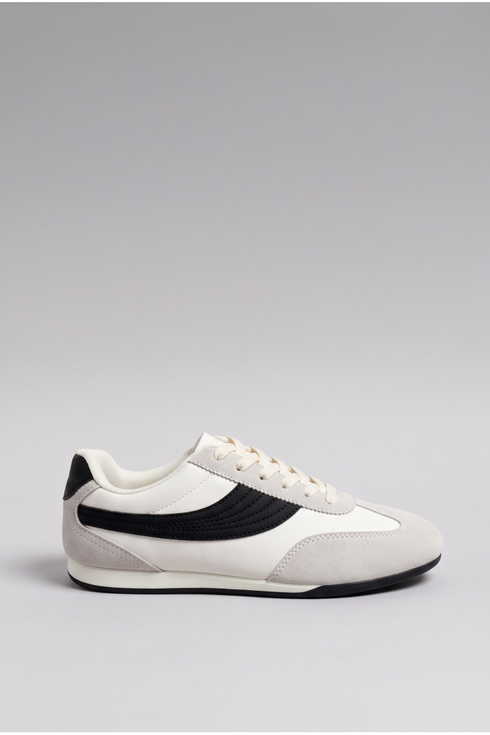 Tenis casuales cremas con cortes y contrastes negros