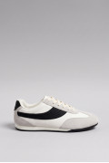 Tenis casuales cremas con cortes y contrastes negros