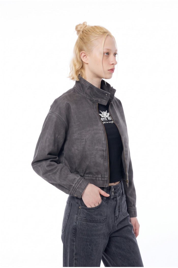 Chaqueta cropped de jean gris intensa con cuello alto
