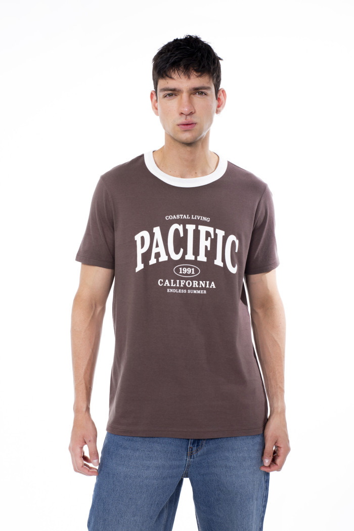 Camiseta café oscura college con cuello redondo blanco
