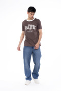 Camiseta café oscura college con cuello redondo blanco
