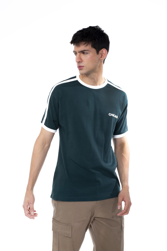 Camiseta college con manga corta verde y contrastes blancos
