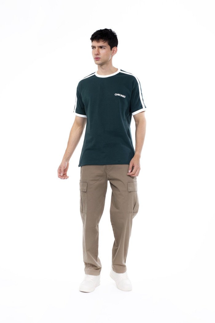 Camiseta college con manga corta verde y contrastes blancos
