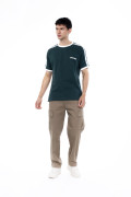 Camiseta college con manga corta verde y contrastes blancos
