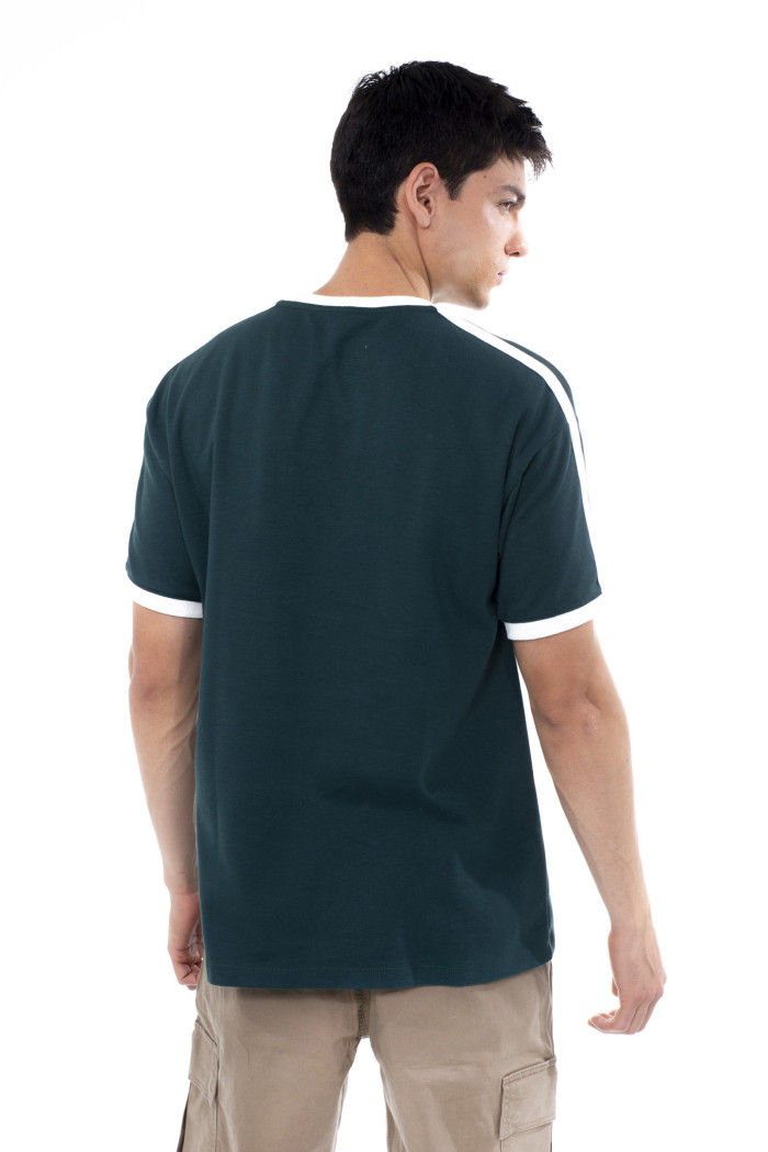 Camiseta college con manga corta verde y contrastes blancos
