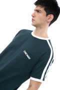 Camiseta college con manga corta verde y contrastes blancos
