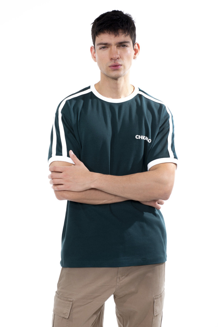 Camiseta college con manga corta verde y contrastes blancos
