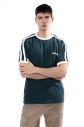 Camiseta college con manga corta verde y contrastes blancos
