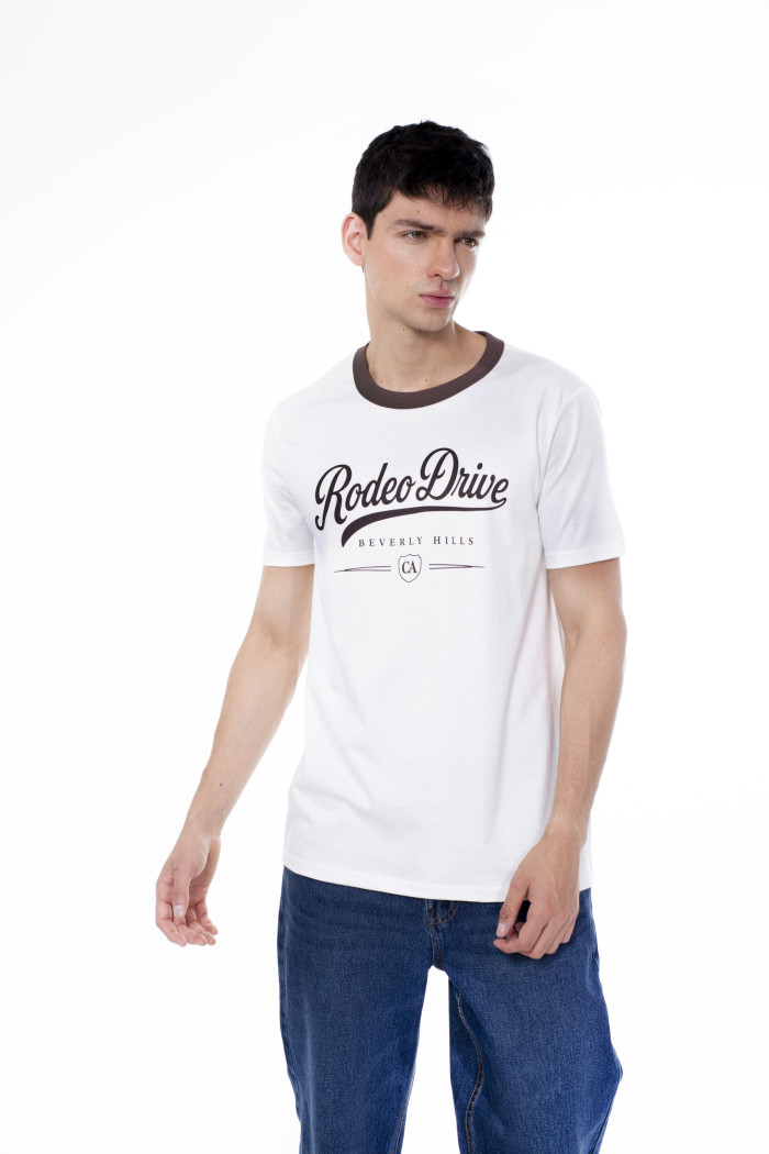 Camiseta crema con cuello redondo café y arte college
