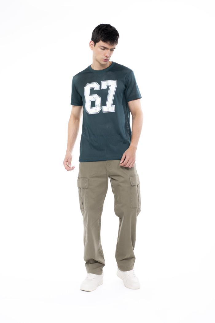 Camiseta manga corta verde oscura con arte college numérico
