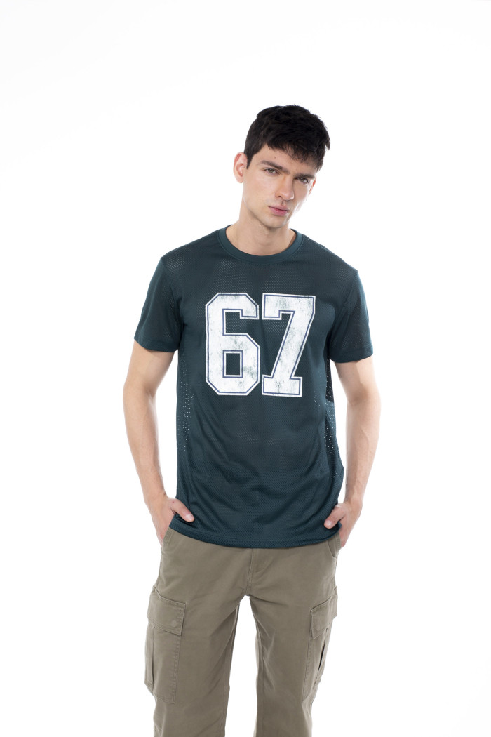 Camiseta manga corta verde oscura con arte college numérico
