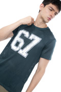 Camiseta manga corta verde oscura con arte college numérico
