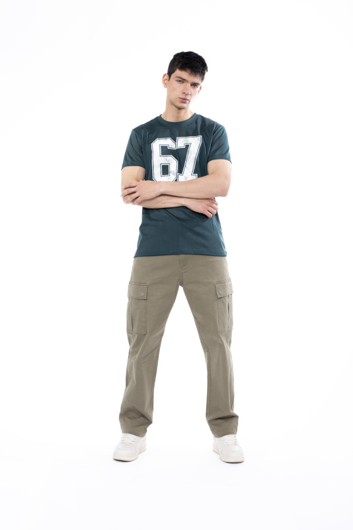 Camiseta manga corta verde oscura con arte college numérico
