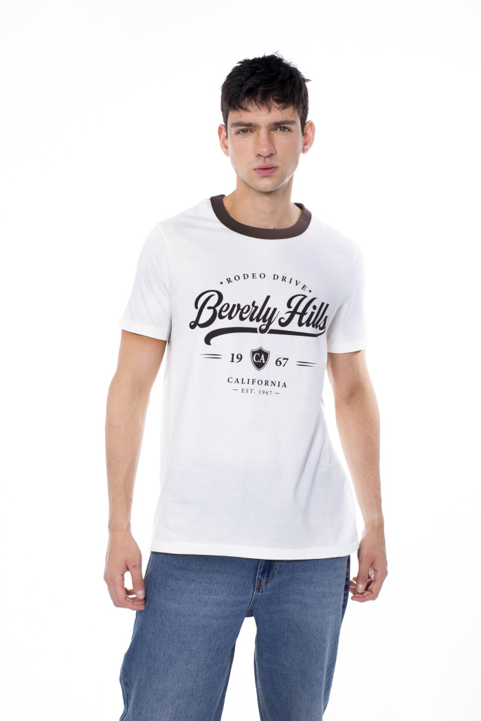 Camiseta crema con cuello redondo café y diseño college
