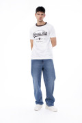Camiseta crema con cuello redondo café y diseño college

