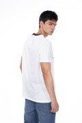 Camiseta crema con cuello redondo café y diseño college
