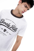Camiseta crema con cuello redondo café y diseño college
