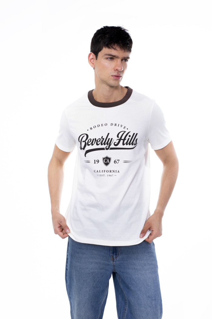 Camiseta crema con cuello redondo café y diseño college
