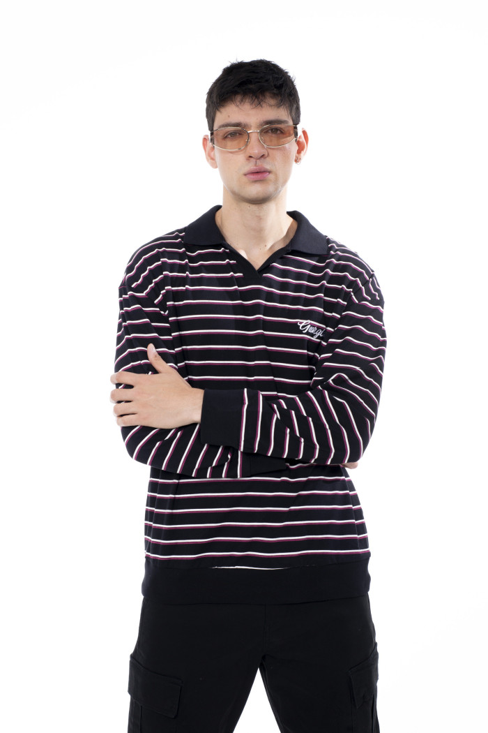 Camiseta negra con cuello polo, arte college y manga larga
