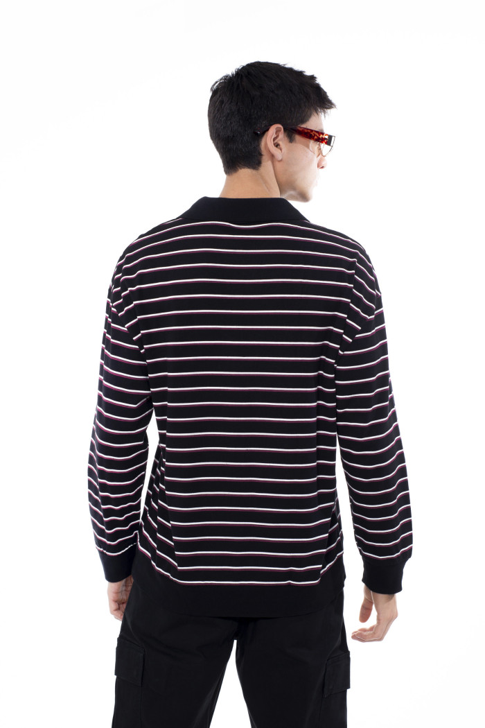 Camiseta negra con cuello polo, arte college y manga larga
