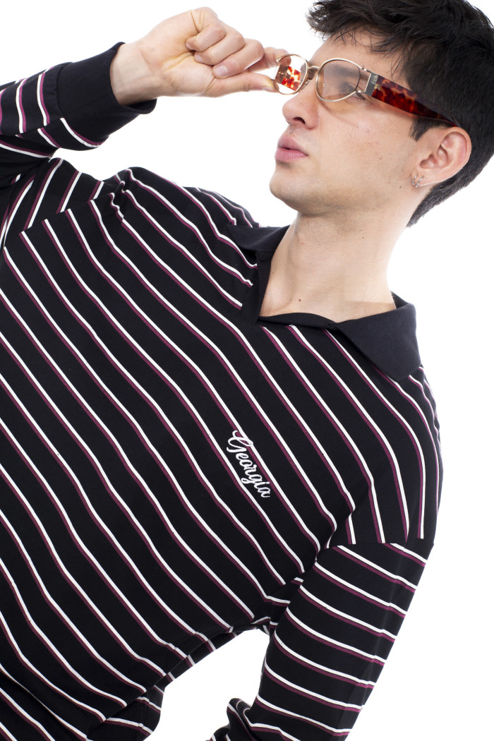 Camiseta negra con cuello polo, arte college y manga larga
