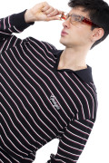 Camiseta negra con cuello polo, arte college y manga larga

