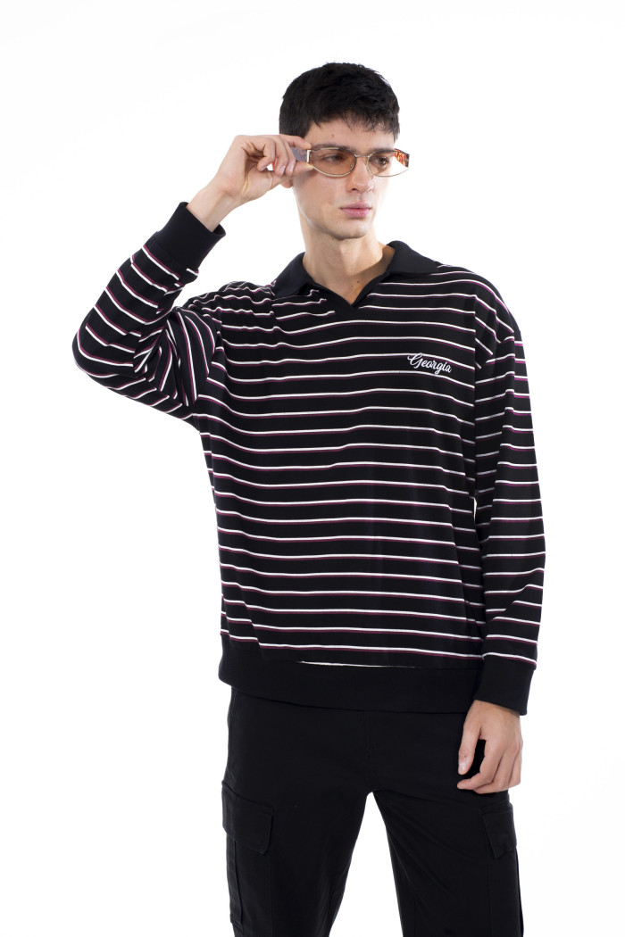 Camiseta negra con cuello polo, arte college y manga larga
