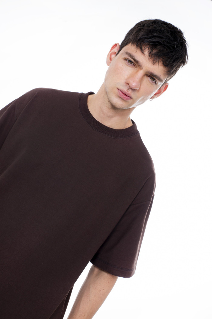 Camiseta unicolor en tela pesada con manga corta oversize
