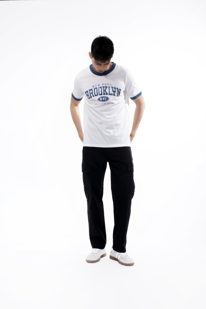 Camiseta college manga corta crema con contrastes azules
