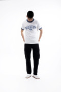 Camiseta college manga corta crema con contrastes azules
