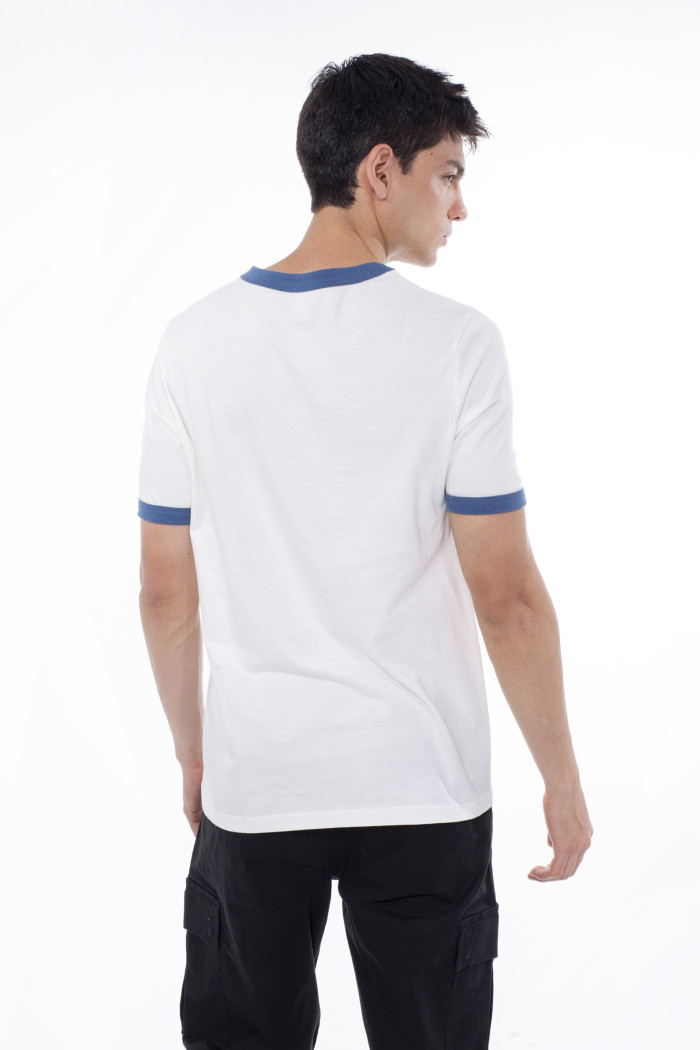 Camiseta college manga corta crema con contrastes azules
