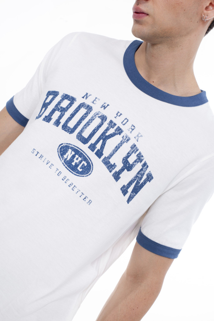 Camiseta college manga corta crema con contrastes azules
