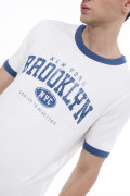 Camiseta college manga corta crema con contrastes azules
