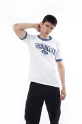 Camiseta college manga corta crema con contrastes azules
