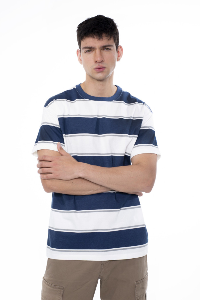 Camiseta cuello redondo crema con rayas azules
