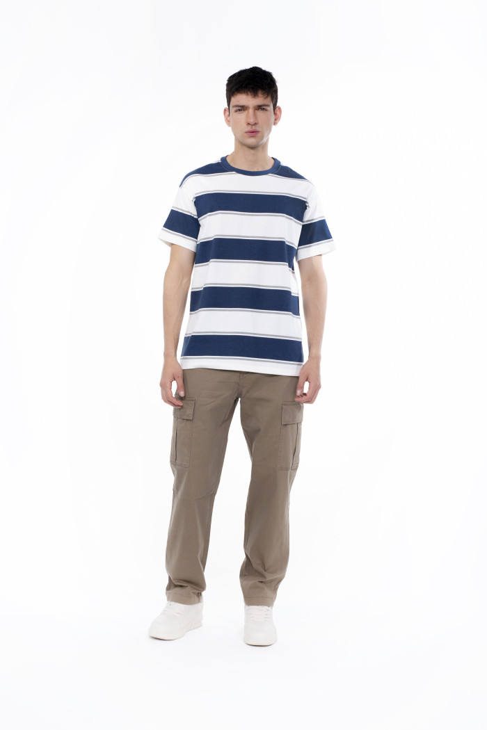 Camiseta cuello redondo crema con rayas azules
