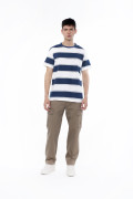 Camiseta cuello redondo crema con rayas azules
