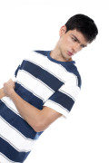 Camiseta cuello redondo crema con rayas azules
