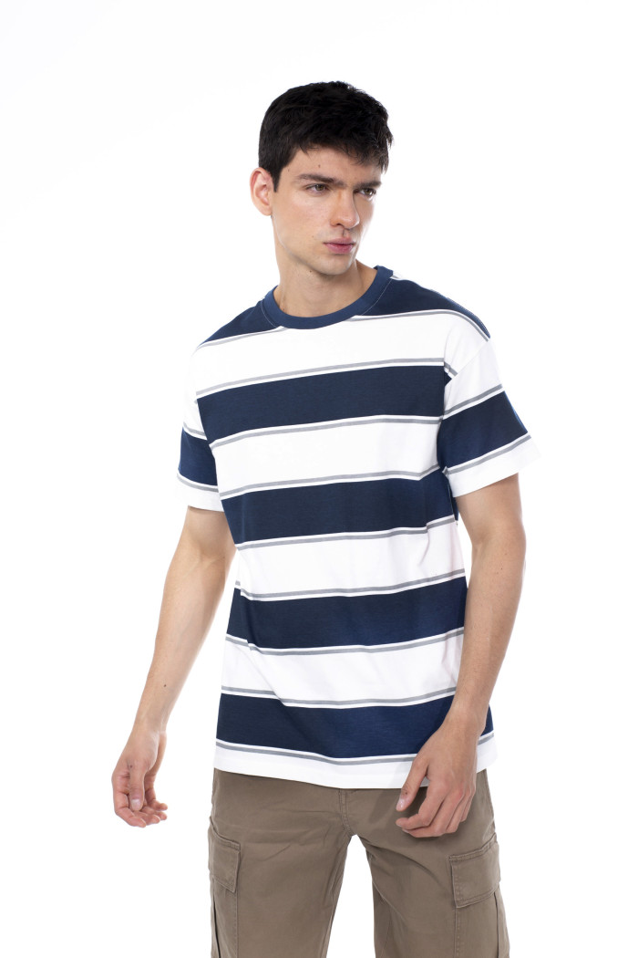 Camiseta cuello redondo crema con rayas azules
