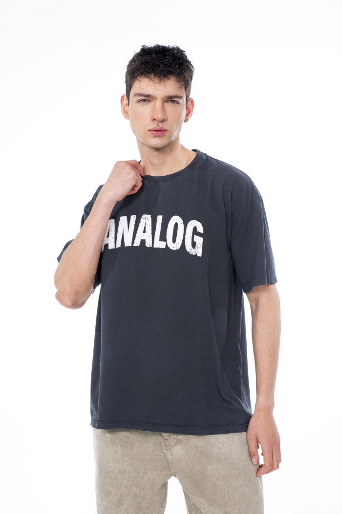 Camiseta negra oversize manga corta con texto blanco
