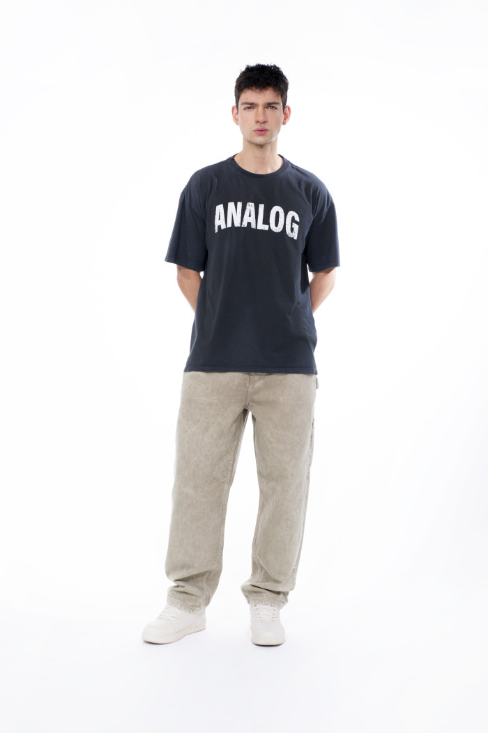 Camiseta negra oversize manga corta con texto blanco
